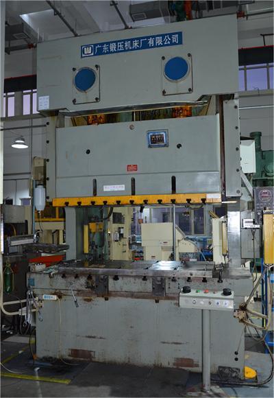 2、200T雙點順?biāo)蜎_壓機(jī)2.JPG