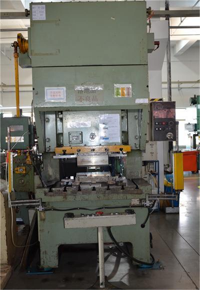 6、80T順?biāo)蜎_壓機(jī).JPG